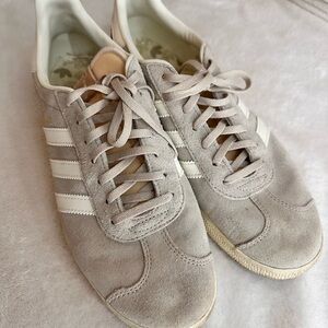 Adidas Gazelle shoes, Size W 10.5
Color: wonder beige/ off white/ cream white